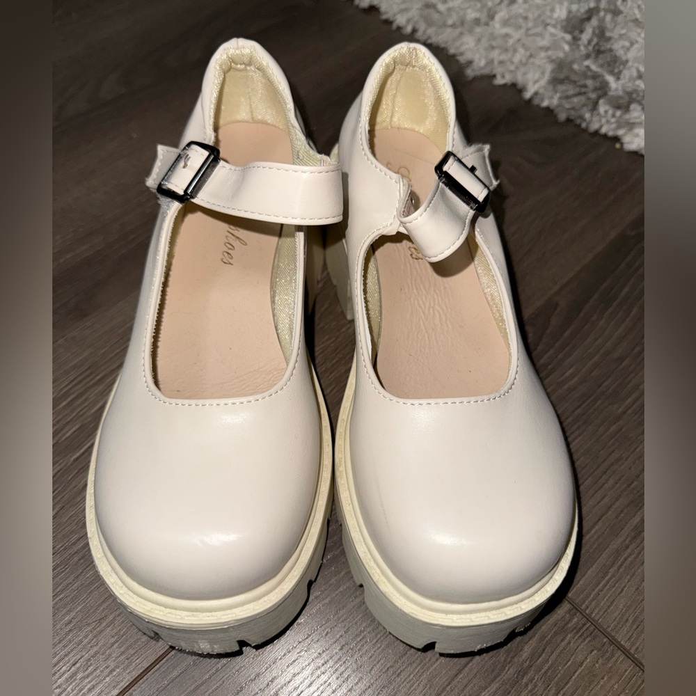 White round closed toe shoes. Mary jane platforms (small heel) Color: Cream